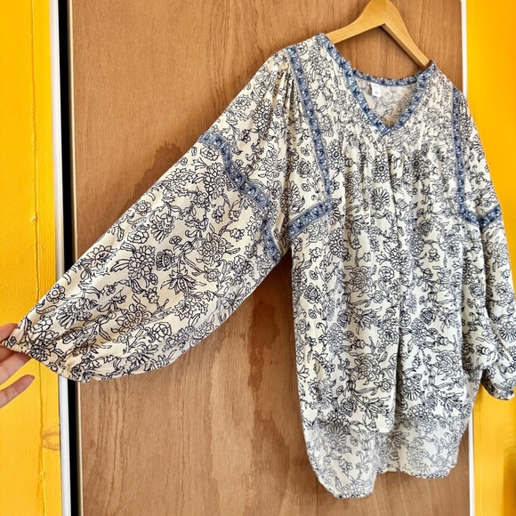 Old Navy Gray Pleated Blouse with V-Neck - Picture 2 of 8